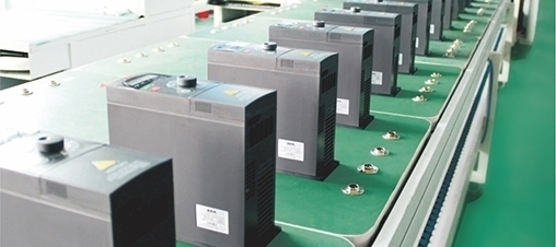 電動機與變頻器距離較遠時，要注意哪些事？